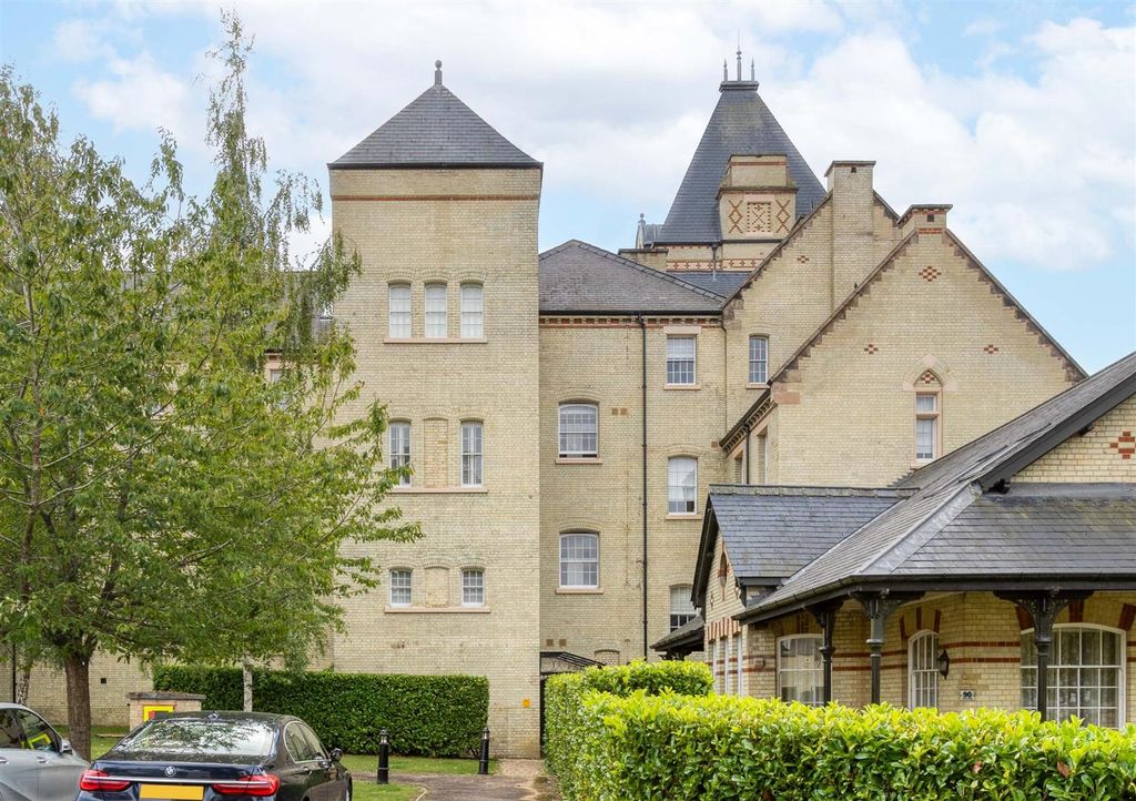 2 bed flat for saleWest Wing, Fairfield Hall, Kingsley Ave, Fairfield SG5