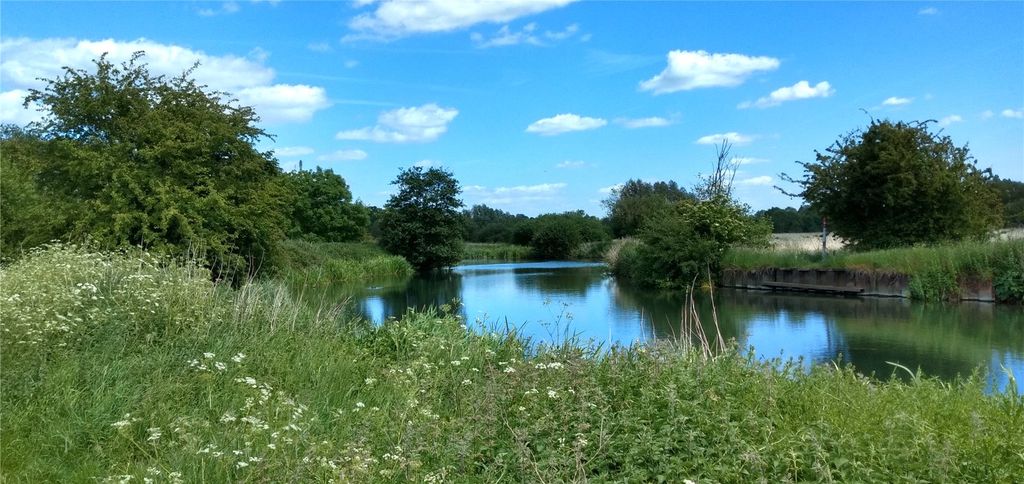 Land for saleAdjacent To Pishiobury Park, Sawbridgeworth, Hertfordshire CM21