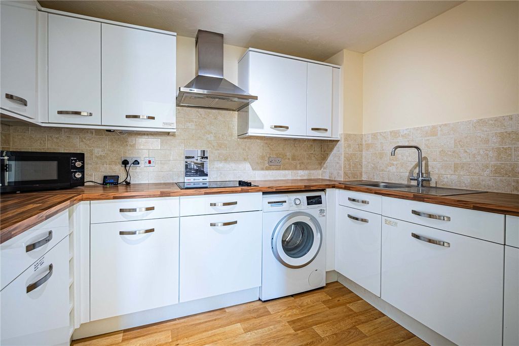 Additional image 6 of 2 bed flat for saleHigh Street, Berkhamsted, Hertfordshire HP4
