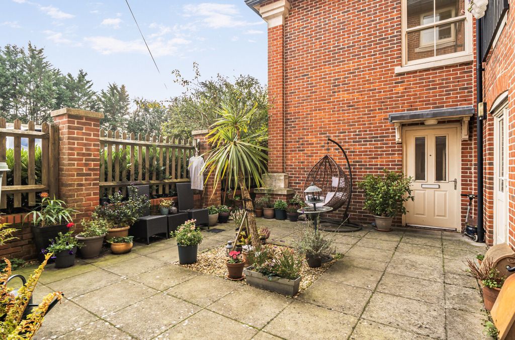 Additional image 11 of 2 bed flat for saleRobins Court, Alresford, Hampshire SO24