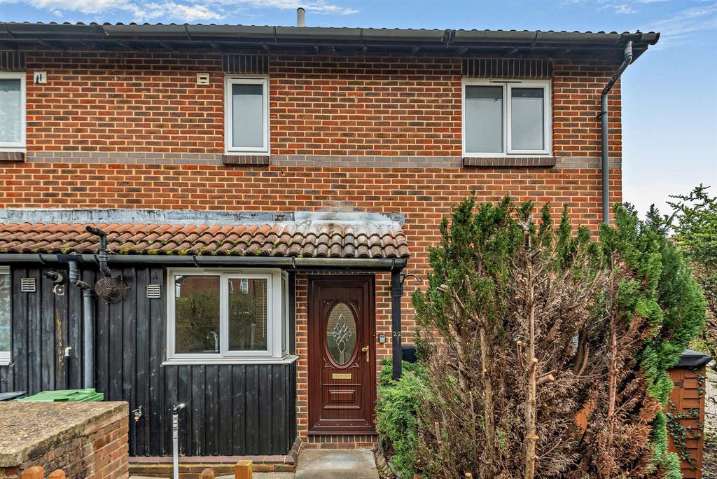 1 bed end terrace house for saleLittlemead, Woking GU21
