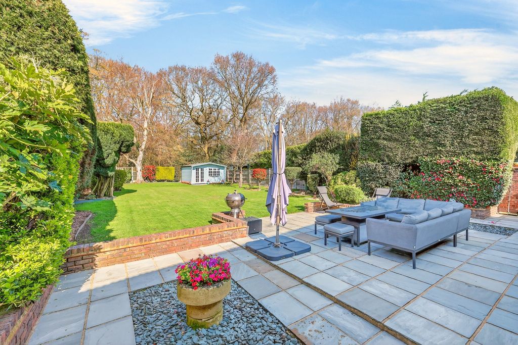 4 bed chalet for saleShipwrights Drive, Thundersley SS7 photo 4