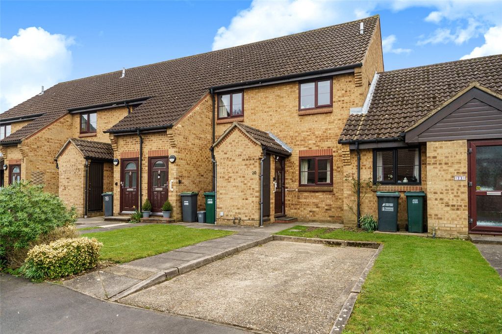 2 bed maisonette for saleDe Havilland Way, Abbots Langley, Hertfordshire WD5