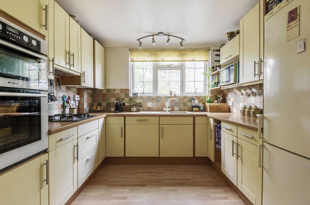 3 bed flat for saleCriagleith, Grove Road, Beaconsfield HP9 photo 4