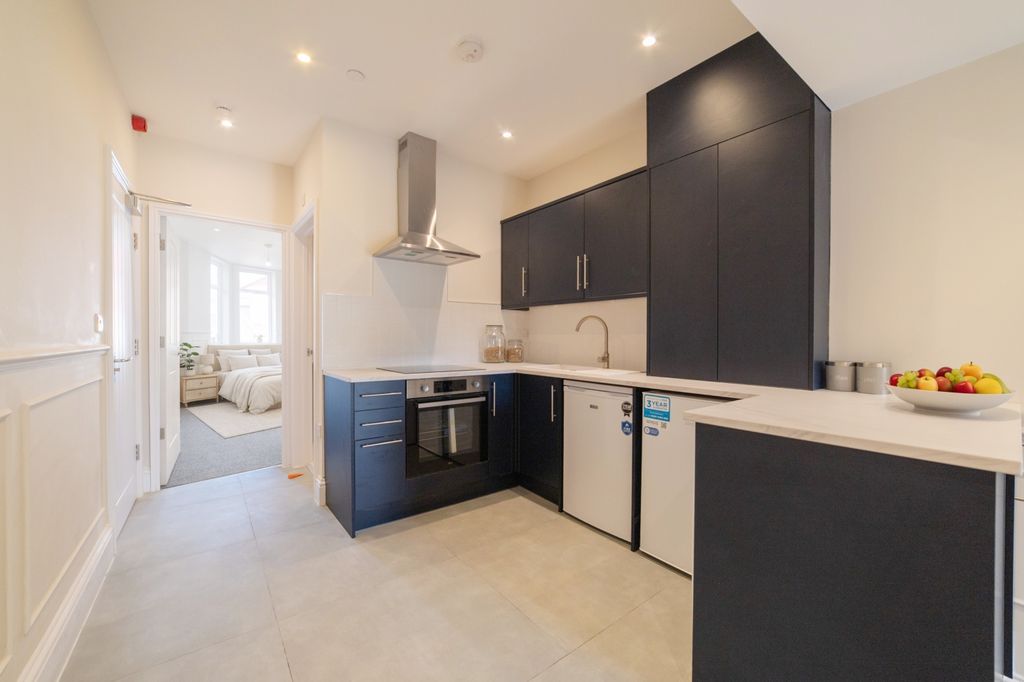 1 bed flat for saleMajor Road, Canton CF5 photo 4