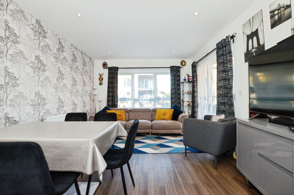 Additional image 3 of 2 bed flat for saleBucknall Place, Watford WD19