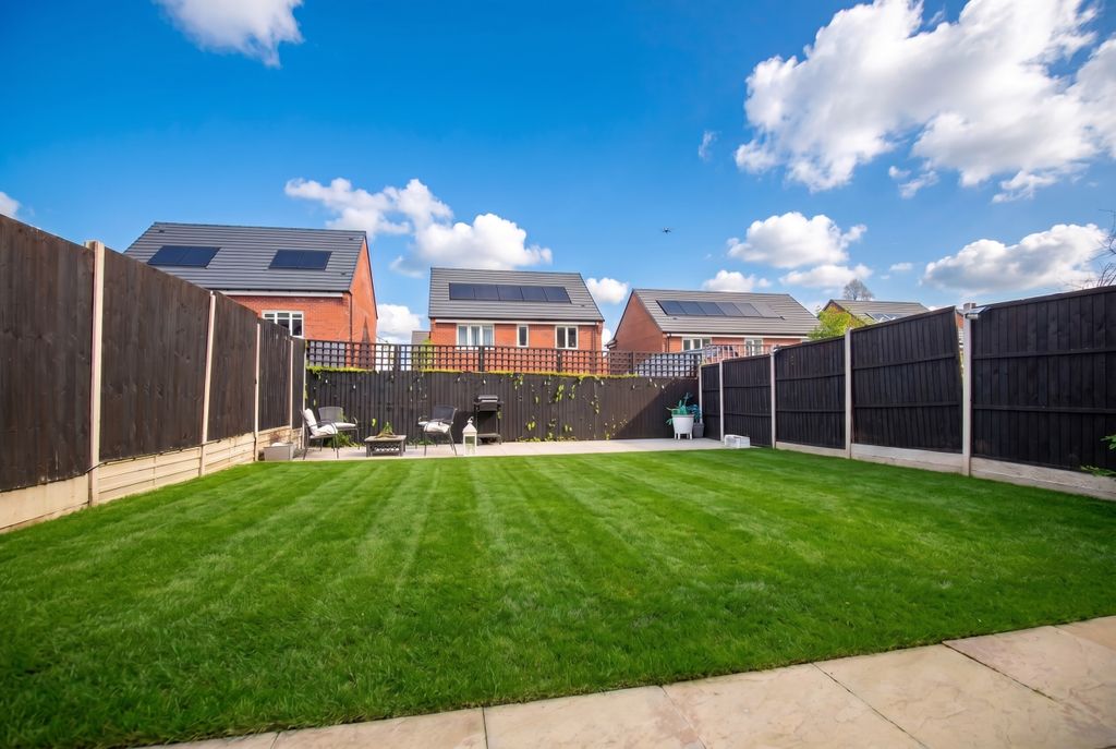 4 bed detached house for salePanama Drive, Atherstone CV9 photo 2