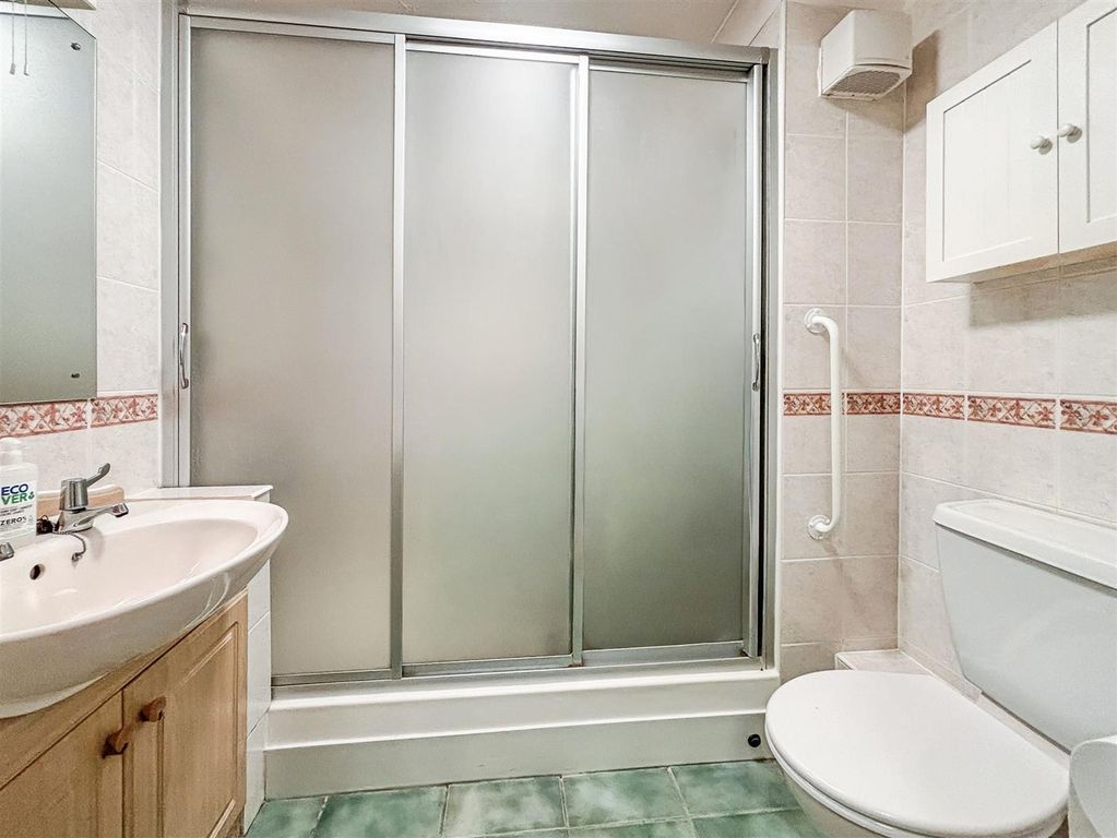 Additional image 8 of 2 bed flat for salePeelers Court, St Andrews Road, Bridport DT6