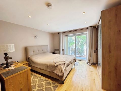 Chiswick High Road, London W4, Studio to rent