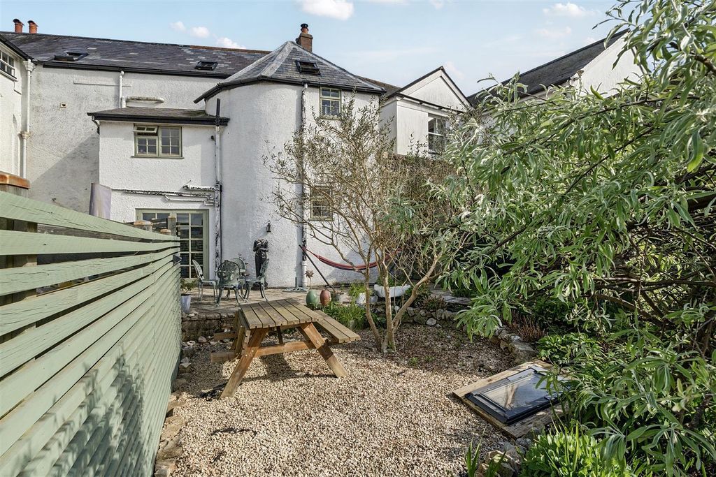 4 bed property for saleMarket Square, Axminster, Devon EX13