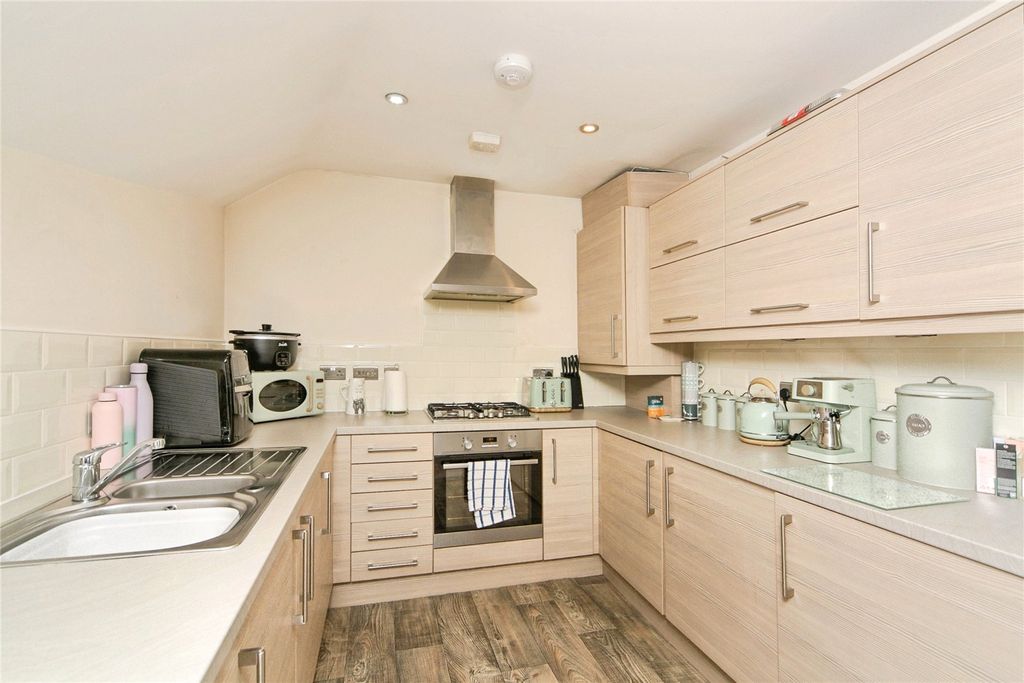 1 bed flat for saleY Bae, Bangor, Gwynedd LL57 photo 2