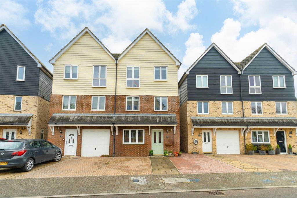 4 bed semi-detached house for saleBridge Place, Aylesford ME20