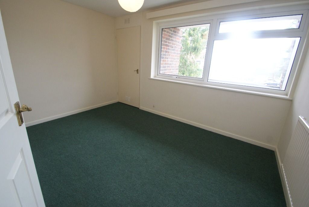 2 bed flat for saleThe Elms, Andover SP10 photo 4