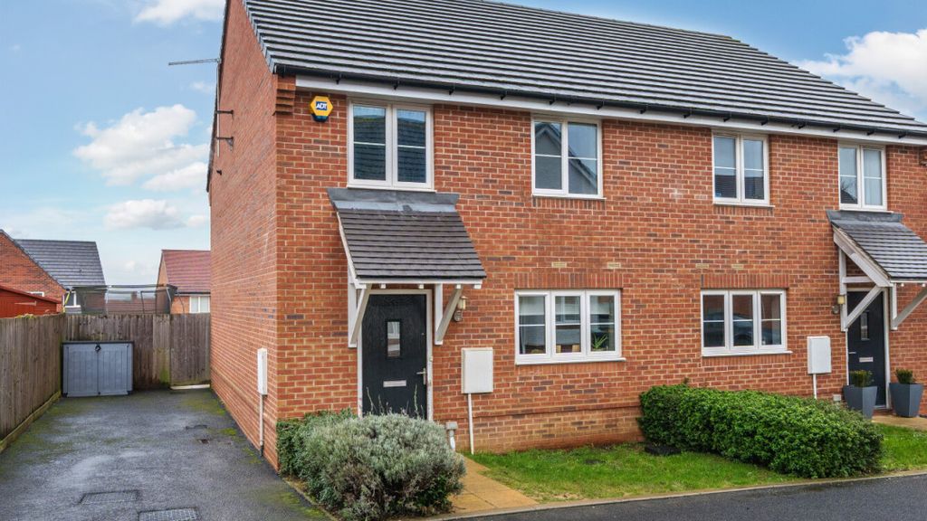 3 bed semi-detached house for sale11 Nuthatch Place, Stansted CM24