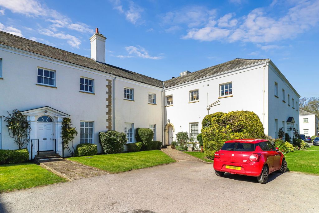 2 bed flat for saleShardeloes, Missenden Road, Amersham HP7