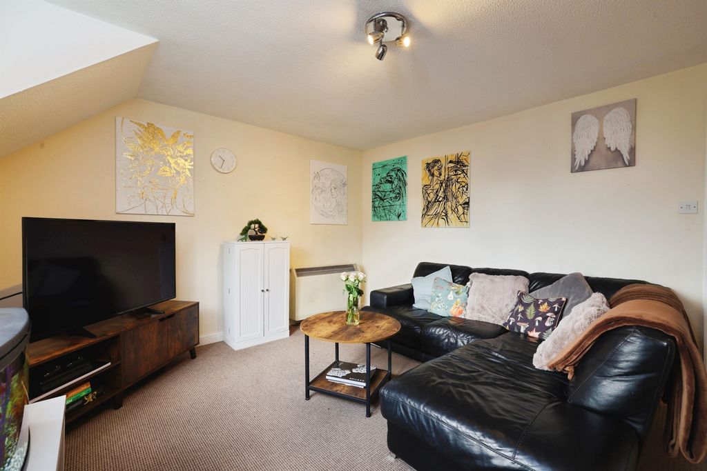 2 bed flat for saleHeather Drive, Andover SP10 photo 4