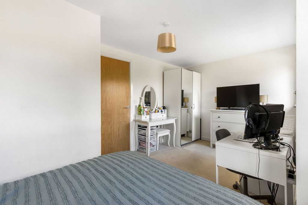 Additional image 6 of 2 bed maisonette for saleBroomfield Rise, Abbots Langley WD5