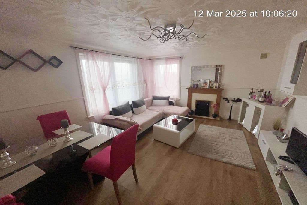 3 bed flat for sale20B, Bennison Square, Eyemouth, Berwickshire TD145Sb TD14 photo 5