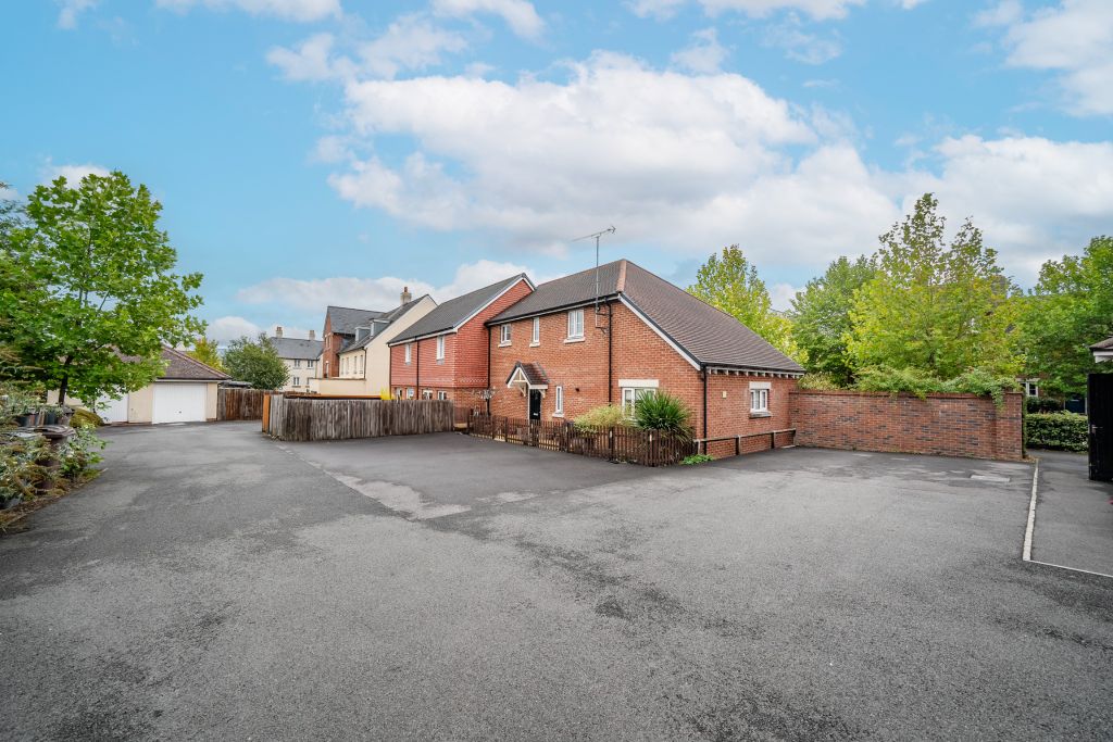 2 bed maisonette for salePicket Twenty Way, Andover SP11 photo 2