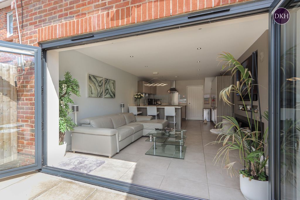Additional image 7 of 3 bed semi-detached house for saleWoodside Road, Abbots Langley, Hertfordshire WD5