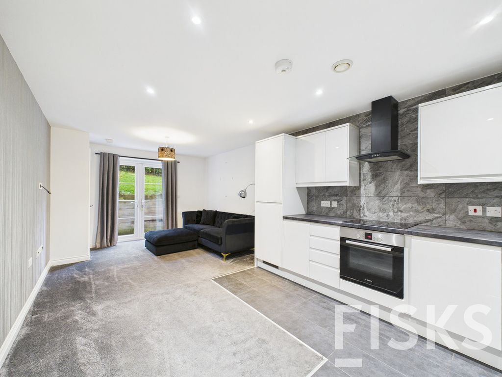 2 bed flat for saleCatherine Road, Benfleet SS7 photo 2