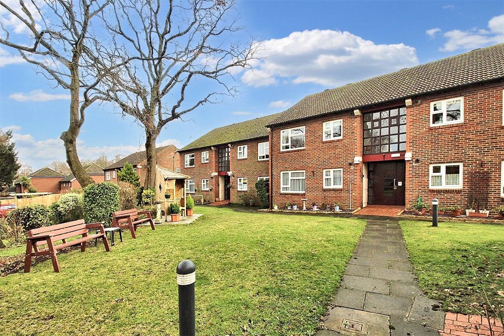 2 bed flat for saleWoking, Surrey GU21