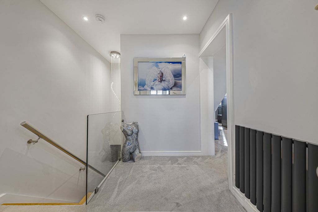 Additional image 19 of 4 bed semi-detached house for saleEdwin Close, Bexleyheath DA7