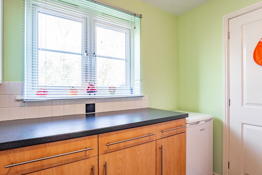 2 bed flat for saleRowan Grove, Inverness IV2 photo 5