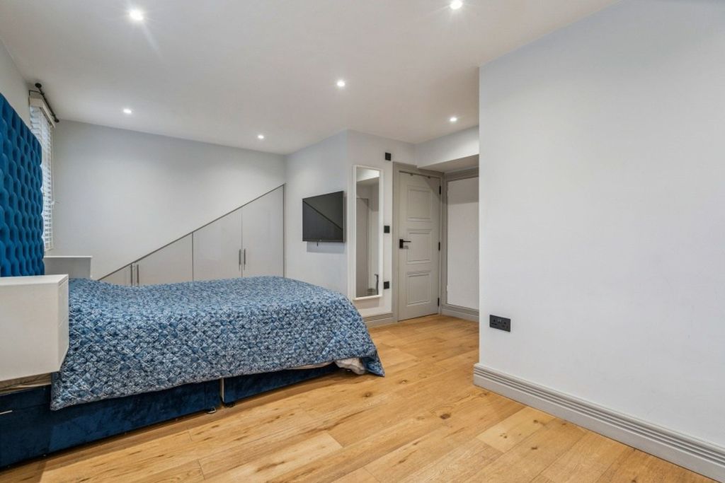 Additional image 17 of 5 bed terraced house for saleAlva Way, Carpenders Park, Watford WD19