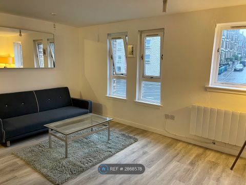 Raeberry Street, Glasgow G20, Studio to rent