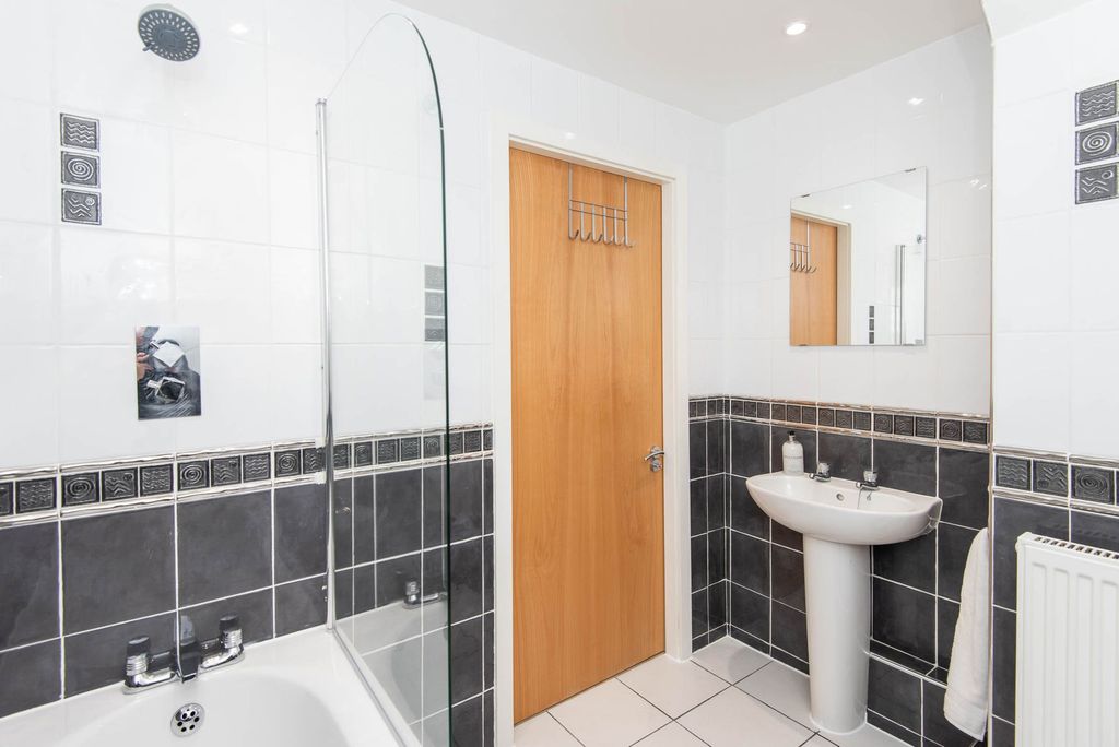 Additional image 12 of 2 bed flat for saleCamlough Walk, Chesterfield S41