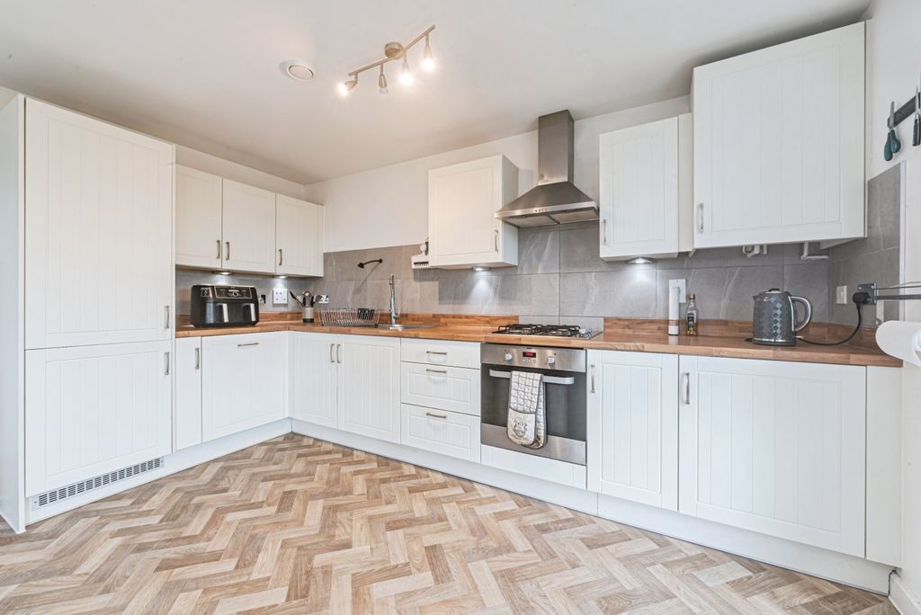 Additional image 9 of 2 bed flat for sale1 Strong Drive, Basingstoke RG21