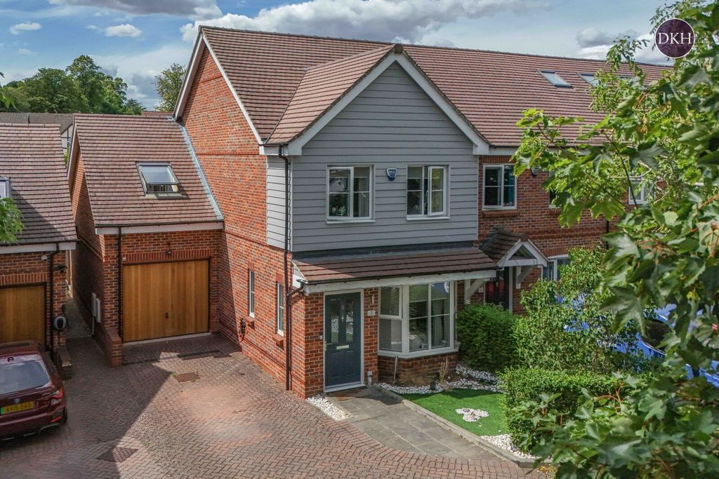 3 bed semi-detached house for saleWoodside Road, Abbots Langley, Hertfordshire WD5