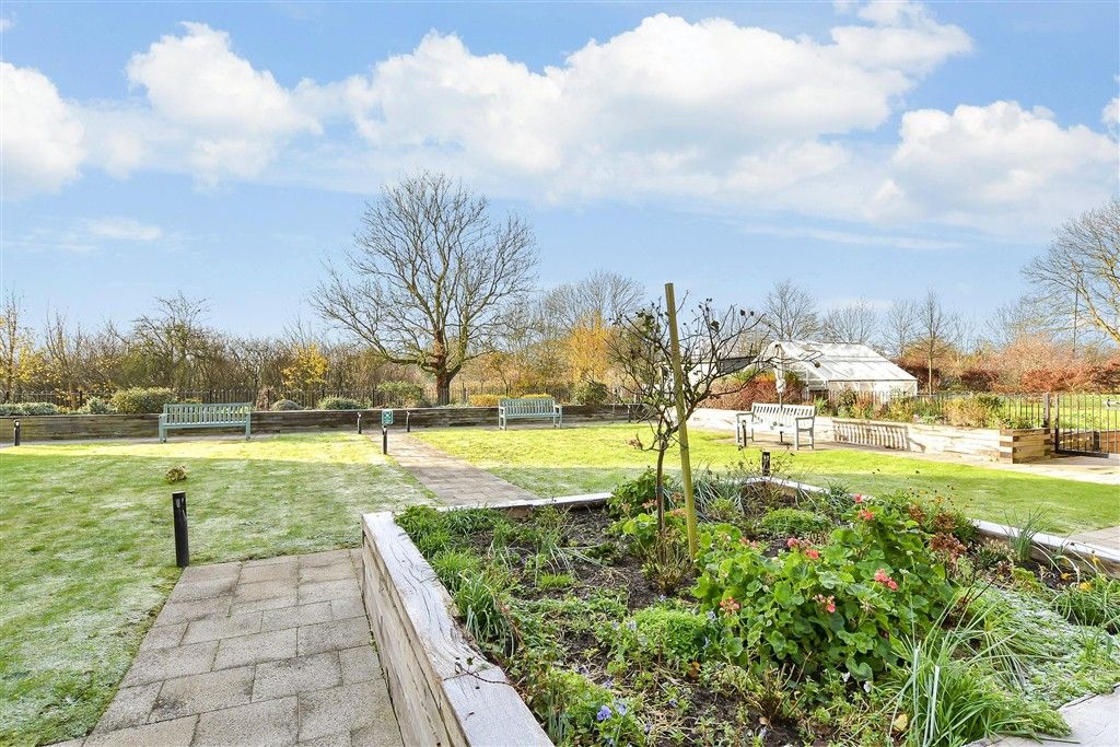 2 bed flat for salePilots View, Chatham, Kent ME4 photo 2