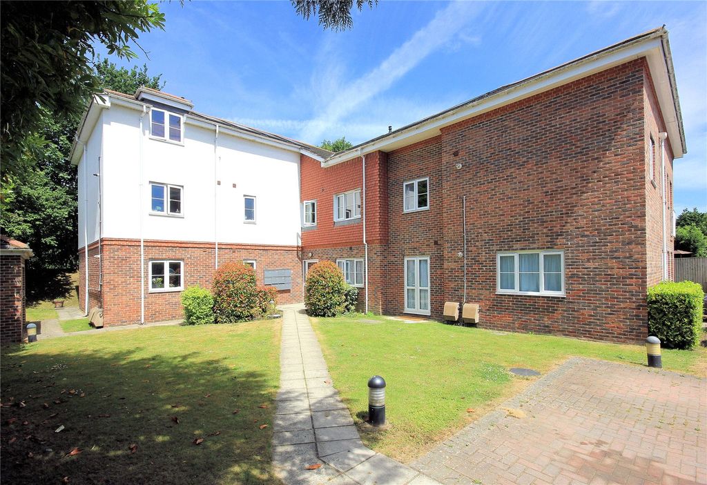2 bed flat for saleWoking GU21