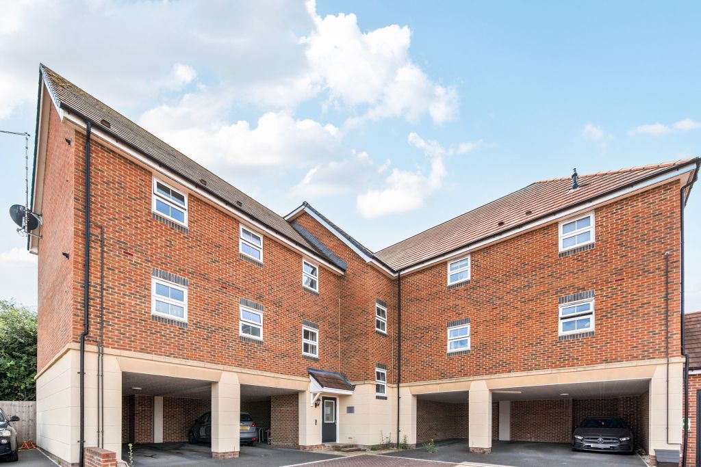 2 bed flat for saleMarchment Close, Andover SP11 photo 2