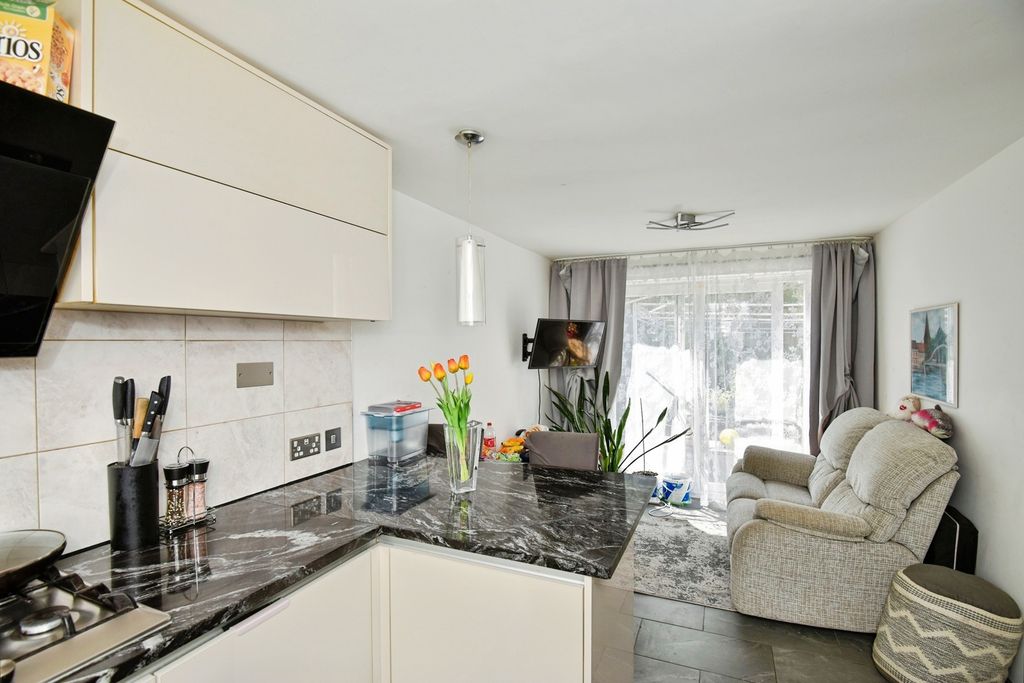 4 bed terraced house for salePhoenix Road, Chatham, Kent ME5 photo 4