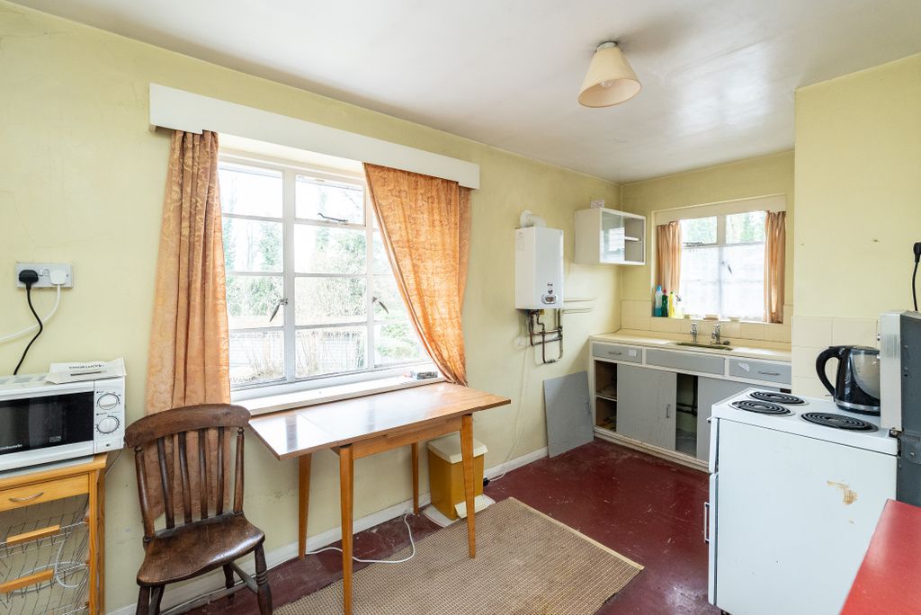 2 bed flat for saleDowns View, Pixham RH4 photo 2