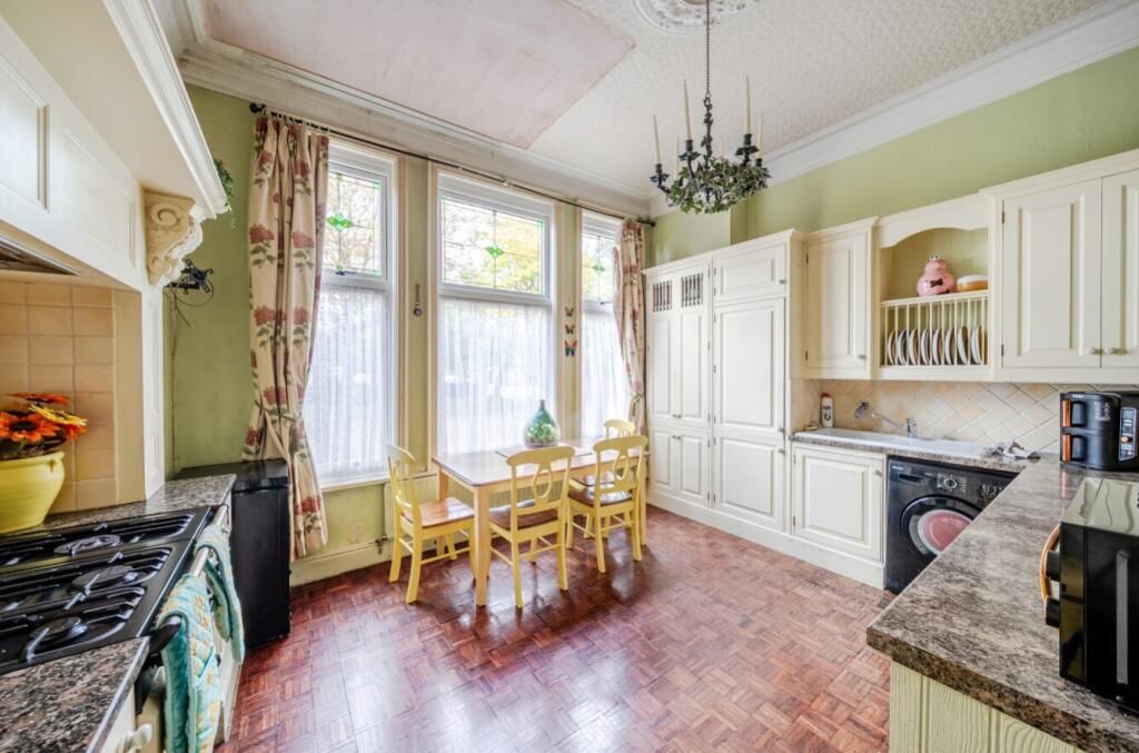 Additional image 4 of 2 bed flat for saleFlat 6, 51 Bargate, Grimsby DN34