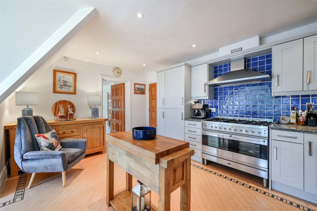 Additional image 9 of 2 bed flat for saleHolly Hill Park, Banstead SM7