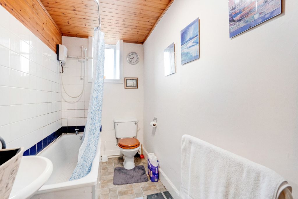 Additional image 10 of 3 bed flat for salePoltalloch Street, Lochgilphead PA31