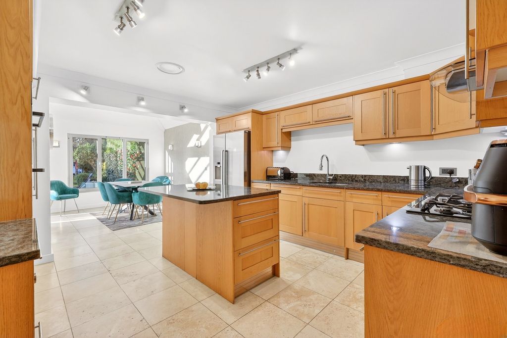 4 bed chalet for saleShipwrights Drive, Thundersley SS7 photo 3
