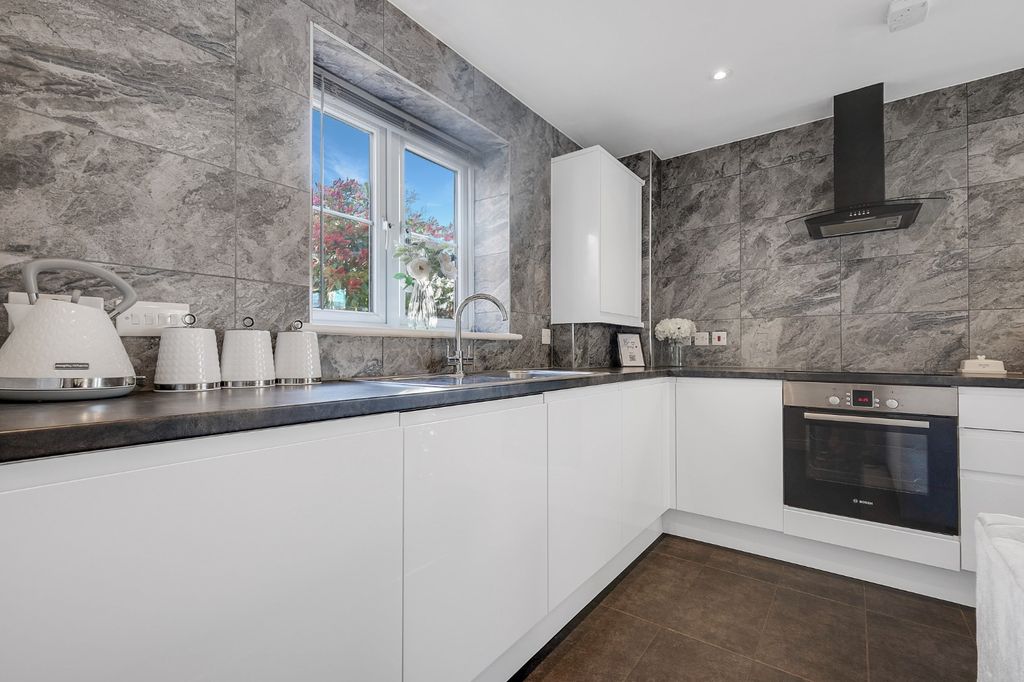2 bed flat for saleWoodlands, Catherine Road, Benfleet, Essex SS7 photo 3