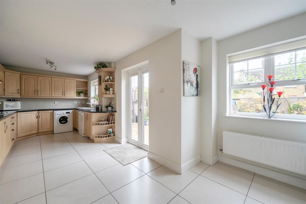Additional image 10 of 4 bed detached house for saleBarker Close, Arborfield, Berkshire RG2