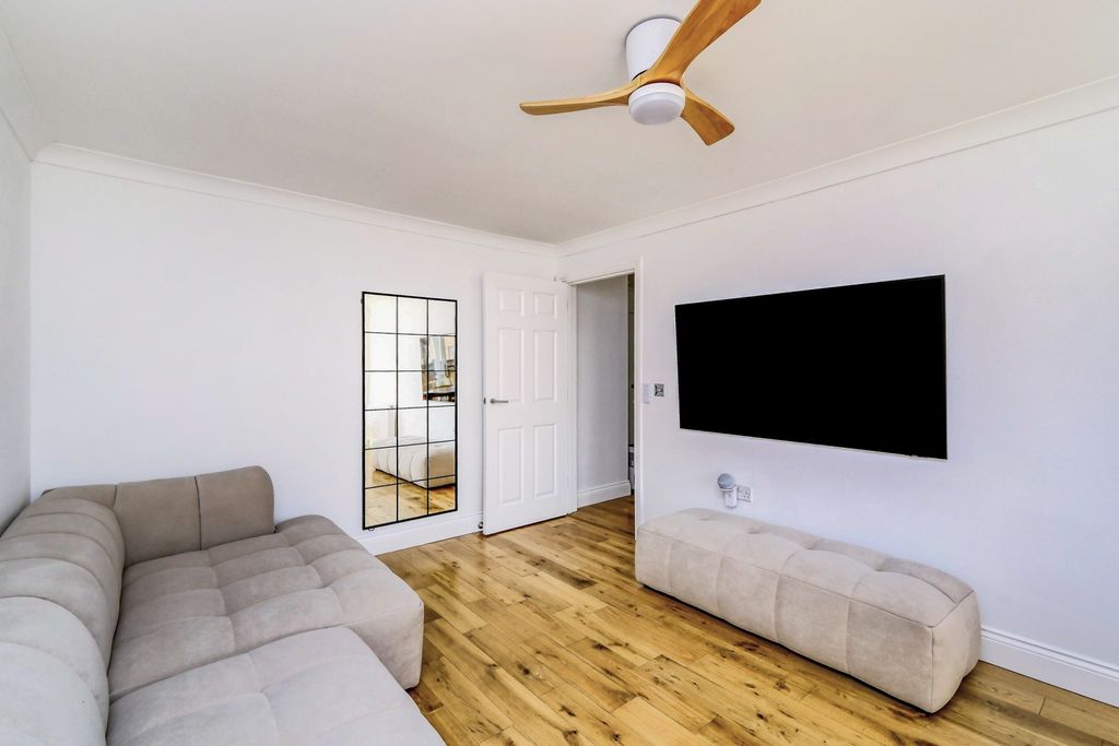 Additional image 2 of 2 bed flat for saleHankins Court, Winchester, Hampshire SO24