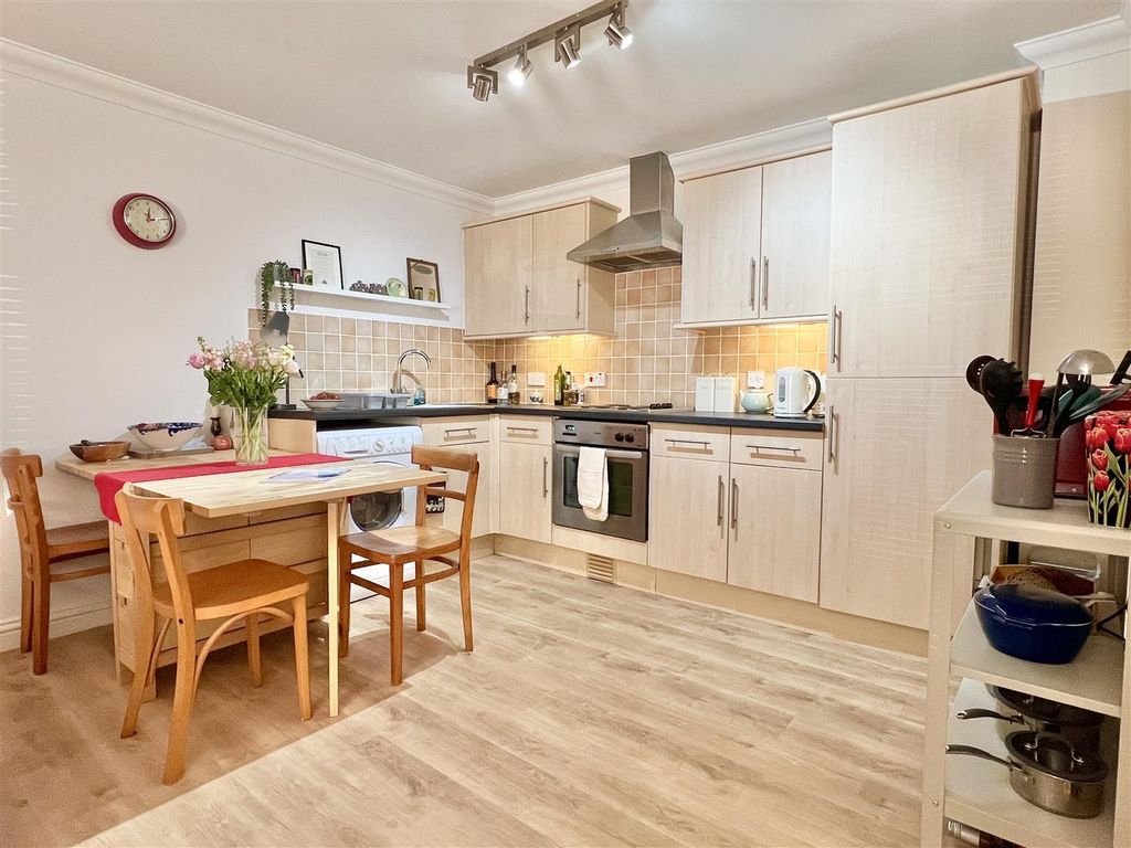 2 bed flat for saleMellowes Court, Axminster EX13