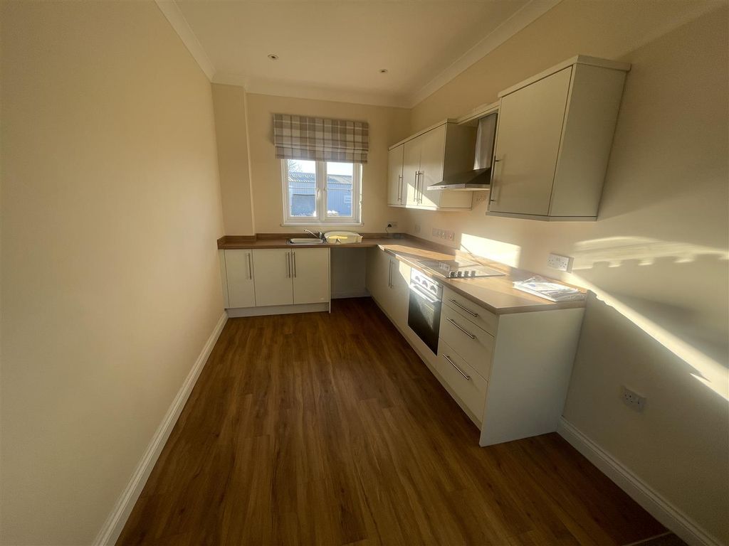 2 bed flat for saleJubilee Close, Crewkerne - Allocated Parking TA18 photo 3