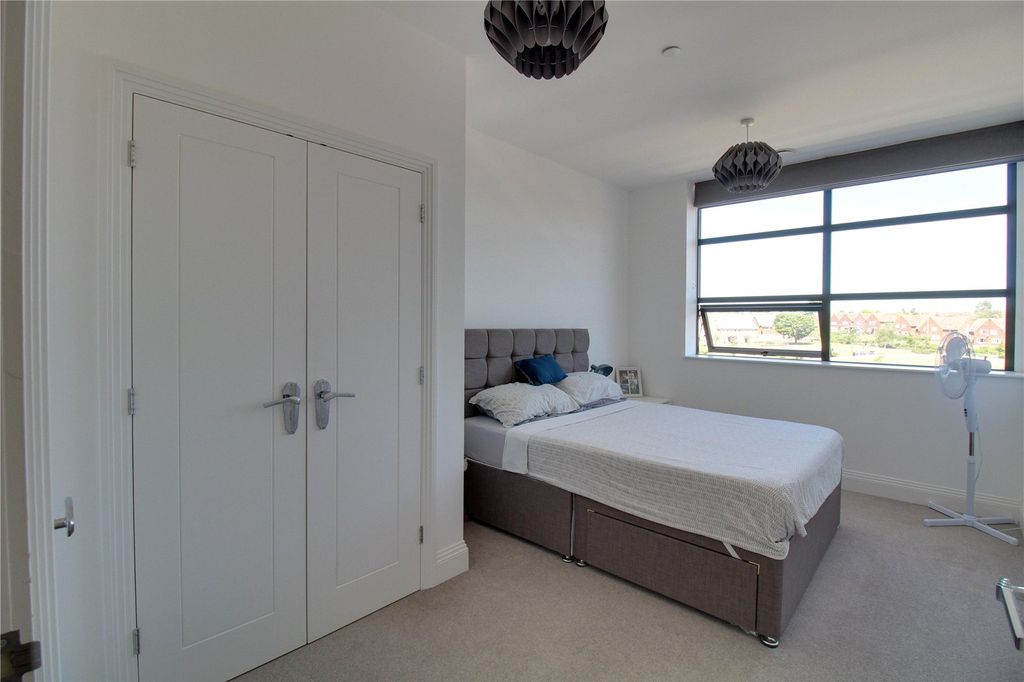 2 bed flat for saleFullbrook Drive, Basingstoke, Hampshire RG21 photo 4