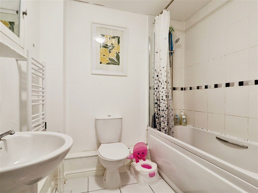 1 bed flat for saleBroadway, Cardiff CF24 photo 2