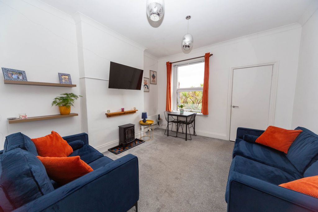 2 bed flat for saleConnaught Road, Roath, Cardiff CF24 photo 4